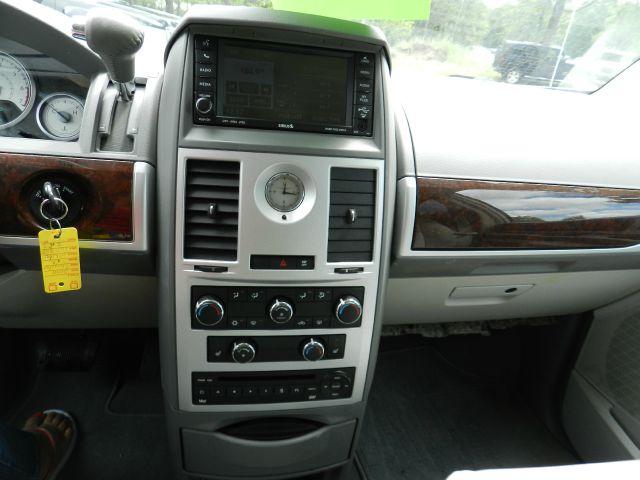 2010 Chrysler Town and Country EX GAS Saverlooks Greathybrid Hatchback