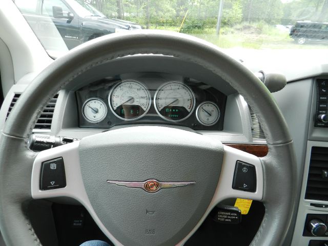 2010 Chrysler Town and Country EX GAS Saverlooks Greathybrid Hatchback