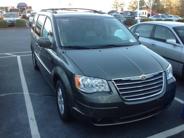 2010 Chrysler Town and Country EX GAS Saverlooks Greathybrid Hatchback