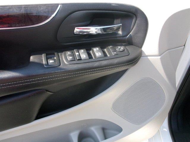 2011 Chrysler Town and Country Limited NAV 4X4