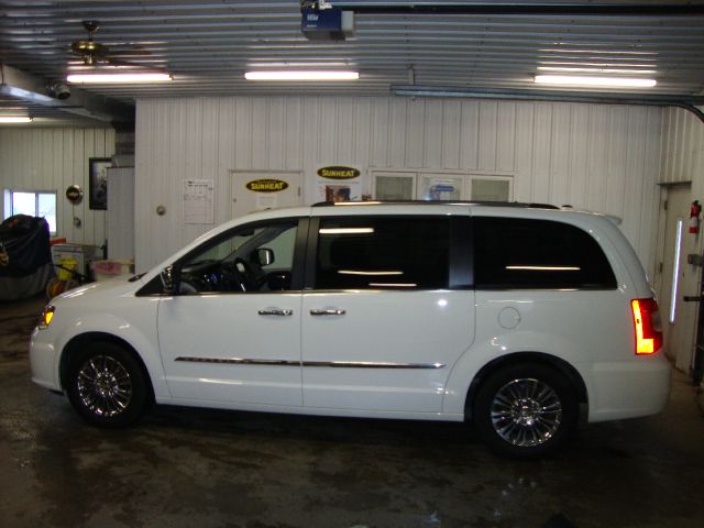 2011 Chrysler Town and Country SLT 25