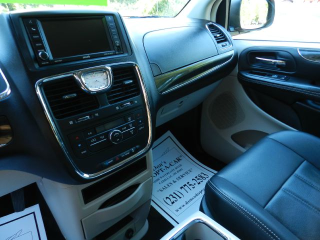 2012 Chrysler Town and Country King Ranch 4WD