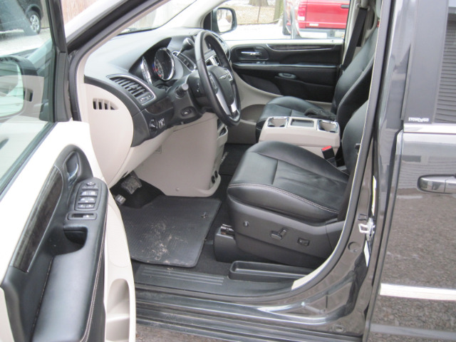 2012 Chrysler Town and Country King Ranch 4WD