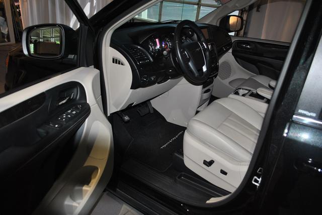 2012 Chrysler Town and Country Limited NAV 4X4