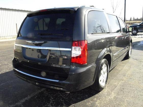 2012 Chrysler Town and Country Unknown