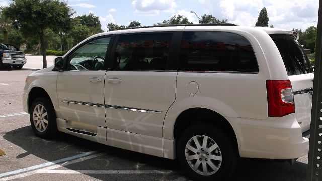 2013 Chrysler Town and Country 43848