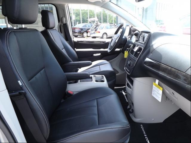 2013 Chrysler Town and Country AUTO LX