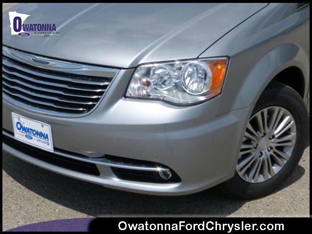 2013 Chrysler Town and Country Limited NAV 4X4