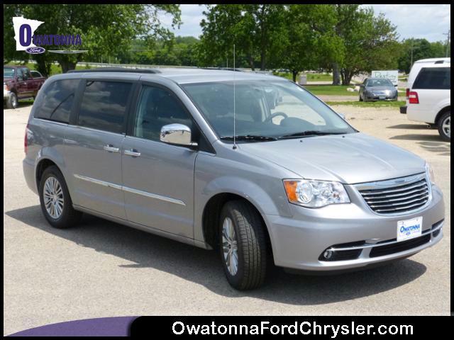 2013 Chrysler Town and Country Limited NAV 4X4