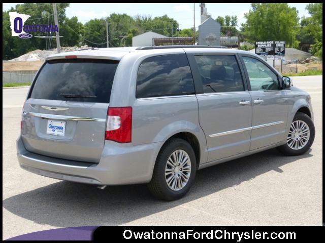 2013 Chrysler Town and Country Limited NAV 4X4
