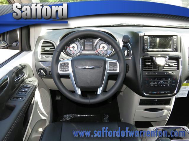 2013 Chrysler Town and Country Limited NAV 4X4
