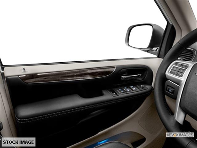 2014 Chrysler Town and Country Unknown