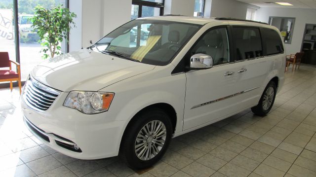 2014 Chrysler Town and Country Limited NAV 4X4