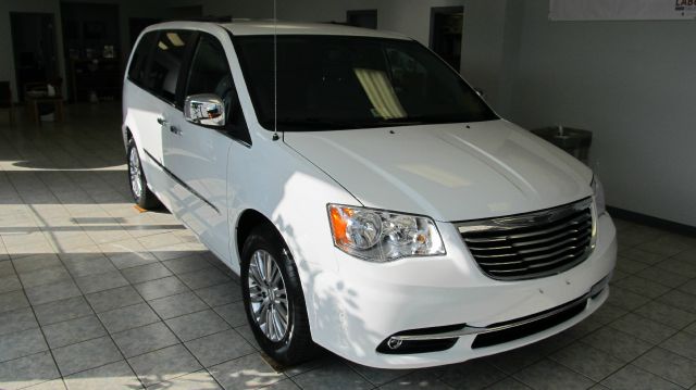 2014 Chrysler Town and Country Limited NAV 4X4