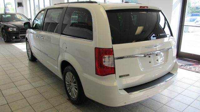 2014 Chrysler Town and Country Limited NAV 4X4