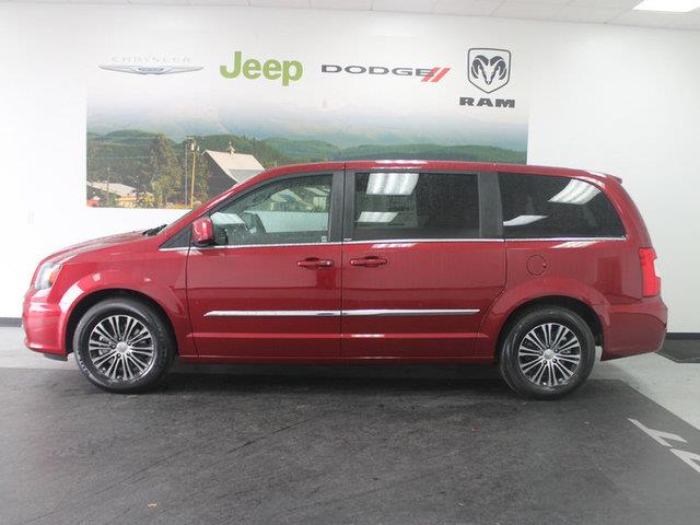 2014 Chrysler Town and Country XR