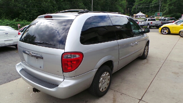 2003 Chrysler Town & Country Quad Coupe 3