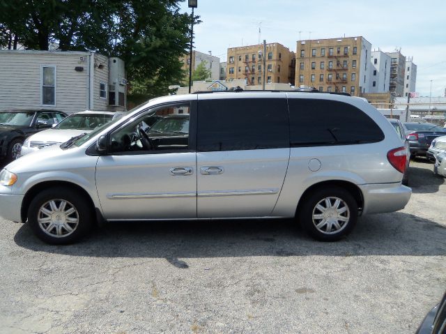 2005 Chrysler Town and Country T6 AWD Moon Roof Leather