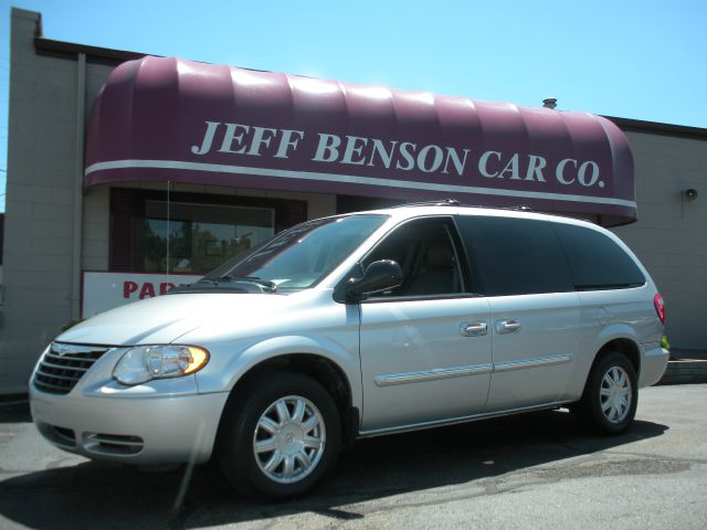 2005 Chrysler Town and Country XLT FX4 Crew Cab