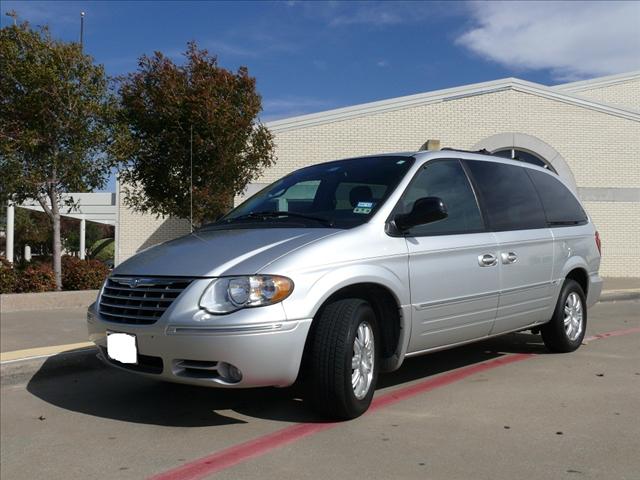 2005 Chrysler Town and Country S Sedan Under FULL Factory Warranty