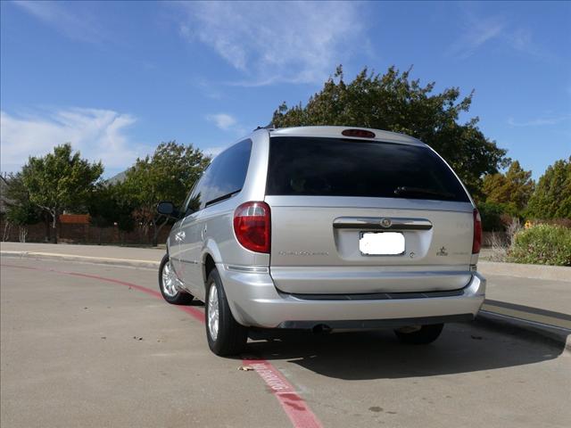 2005 Chrysler Town and Country S Sedan Under FULL Factory Warranty