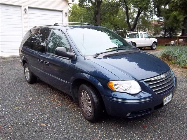 2005 Chrysler Town and Country SLT 25