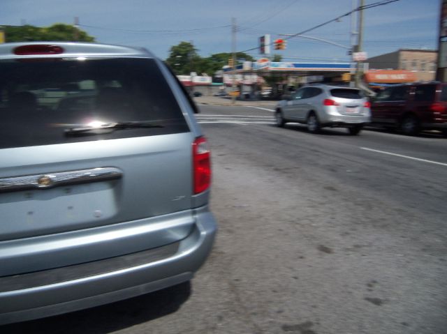 2006 Chrysler Town and Country LS Flex Fuel 4x4 This Is One Of Our Best Bargains