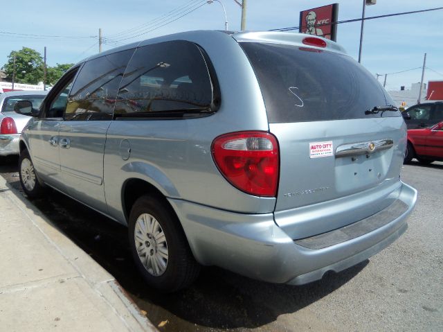 2006 Chrysler Town and Country LS Flex Fuel 4x4 This Is One Of Our Best Bargains