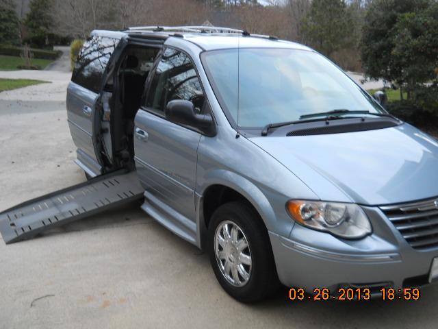2006 Chrysler Town and Country SLT 25