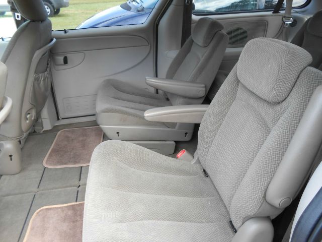 2006 Chrysler Town and Country LS Flex Fuel 4x4 This Is One Of Our Best Bargains