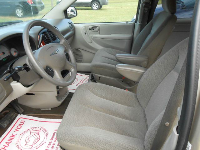 2006 Chrysler Town and Country LS Flex Fuel 4x4 This Is One Of Our Best Bargains
