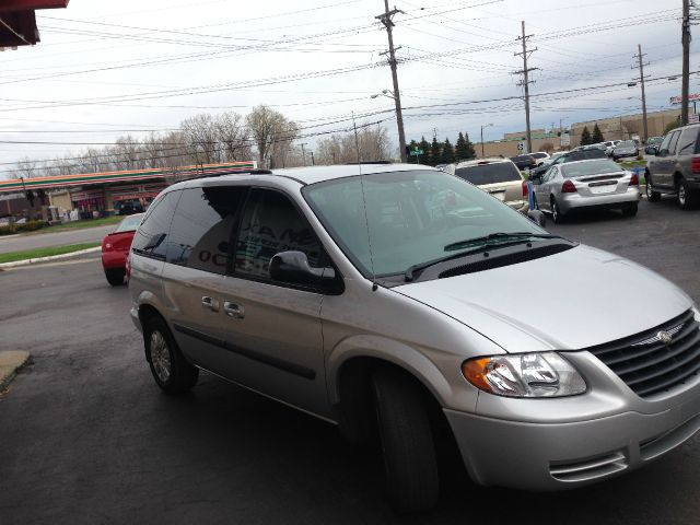 2006 Chrysler Town and Country Base