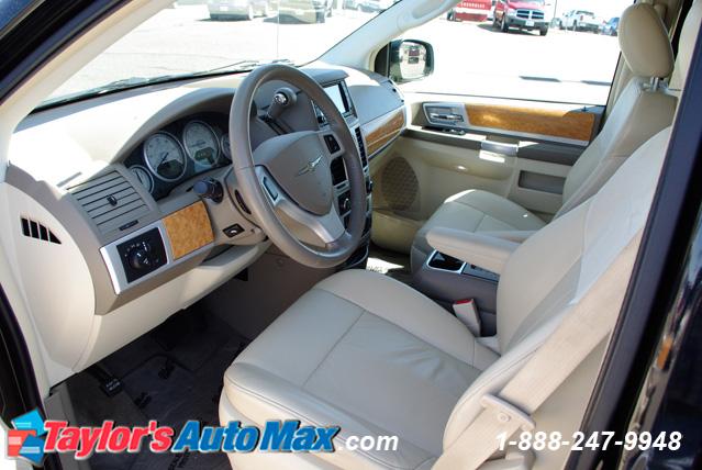 2008 Chrysler Town and Country SLT 25