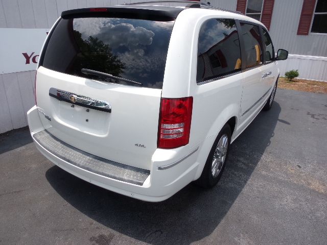 2008 Chrysler Town and Country XLT 4X4 Diesel BAD Credit OK