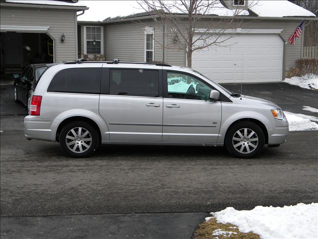 2009 Chrysler Town and Country 2500 HC 140 WB