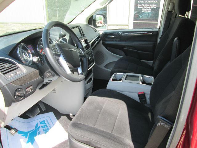 2011 Chrysler Town and Country 750li Xdrive 1-ownerawdnavigation Sedan