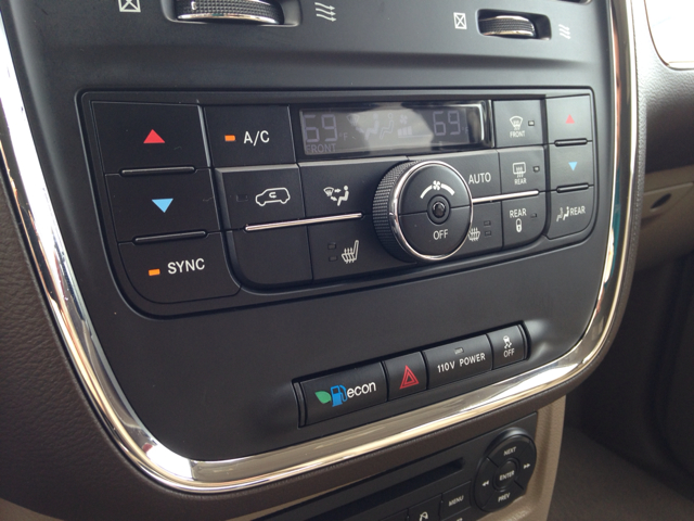 2011 Chrysler Town & Country Limited NAV 4X4