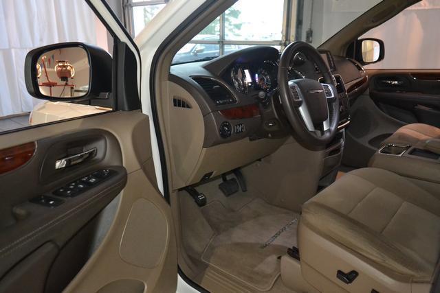 2012 Chrysler Town and Country 750li Xdrive 1-ownerawdnavigation Sedan