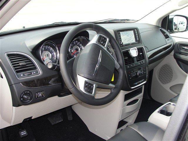 2012 Chrysler Town and Country Limited NAV 4X4