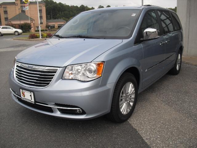 2013 Chrysler Town and Country SLT 25