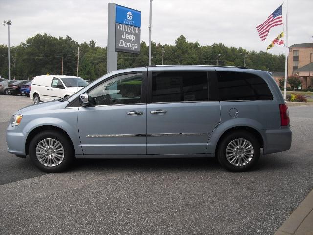 2013 Chrysler Town and Country SLT 25