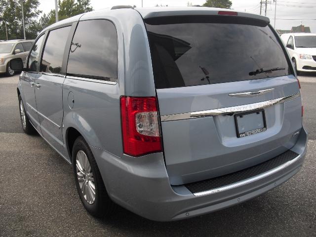2013 Chrysler Town and Country SLT 25
