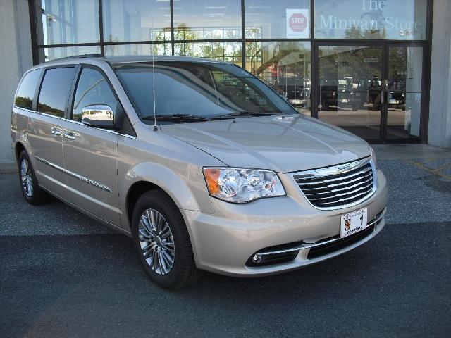 2013 Chrysler Town and Country Limited NAV 4X4