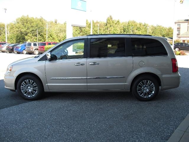 2013 Chrysler Town and Country Limited NAV 4X4