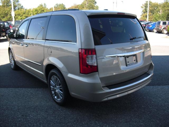 2013 Chrysler Town and Country Limited NAV 4X4