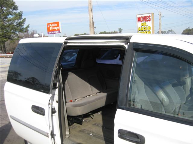 2001 Chrysler Voyager Base