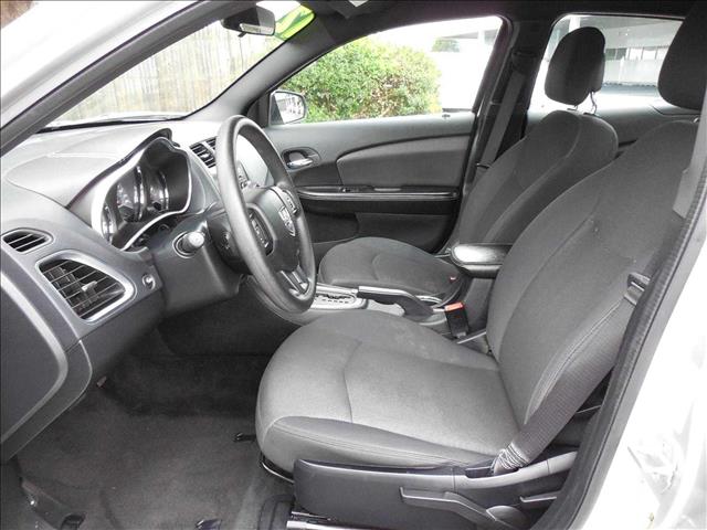 2012 Dodge Avenger 5D Sedan