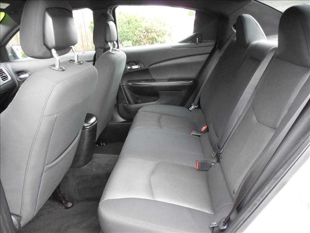 2012 Dodge Avenger 5D Sedan