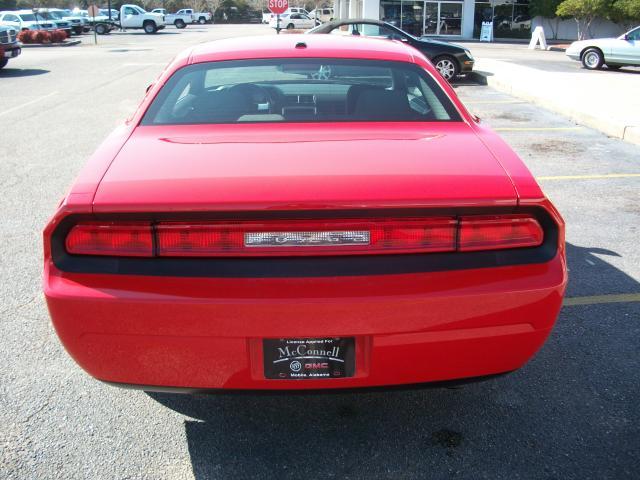 2009 Dodge Challenger 4dr Wgn SE