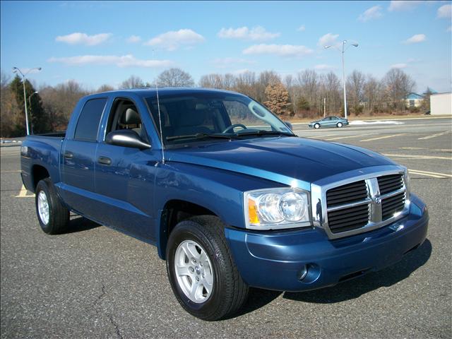 2006 Dodge Dakota 323i 4dr Sdn Sedan